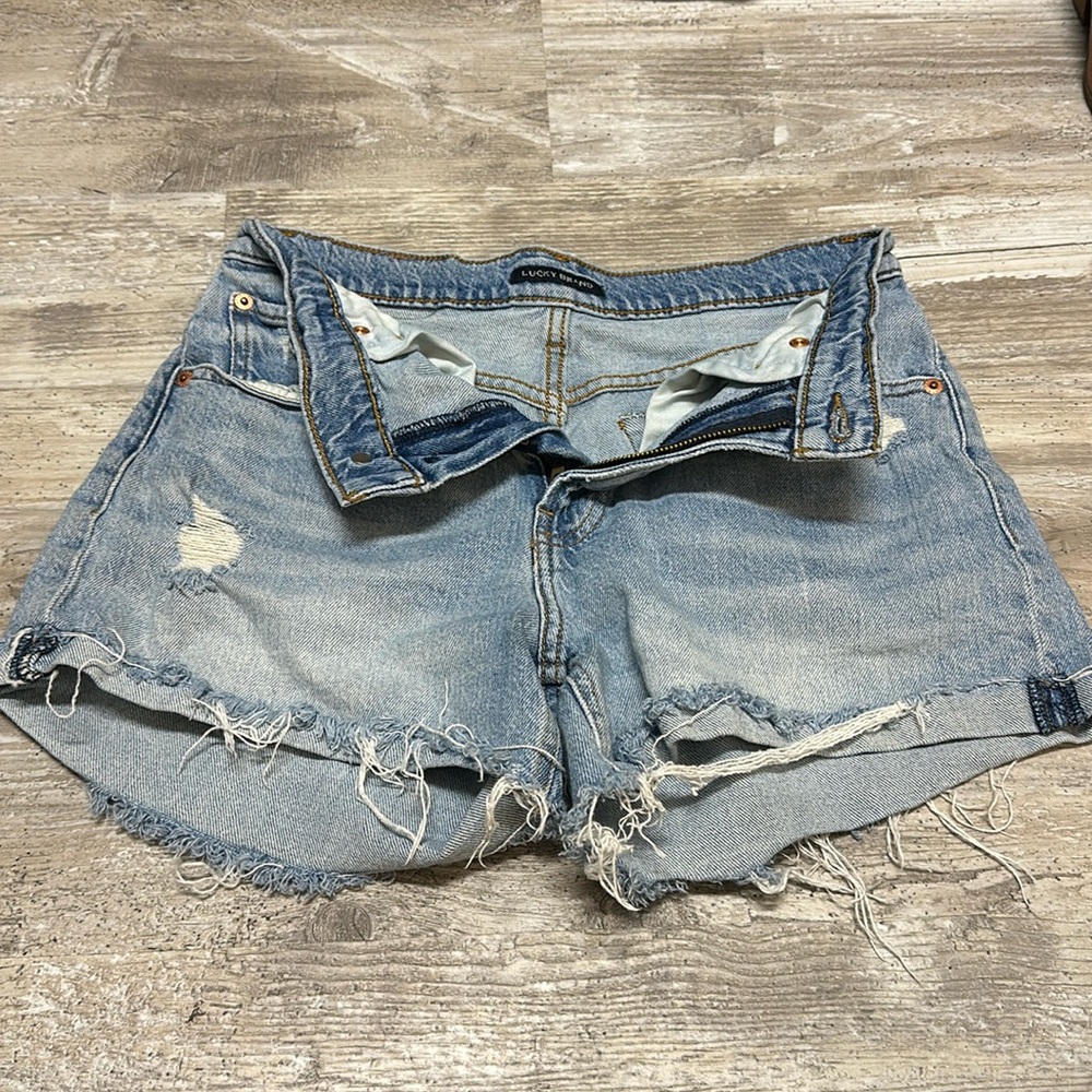 Lucky Brand relaxed fit mid rise cut off jean shorts like new.
